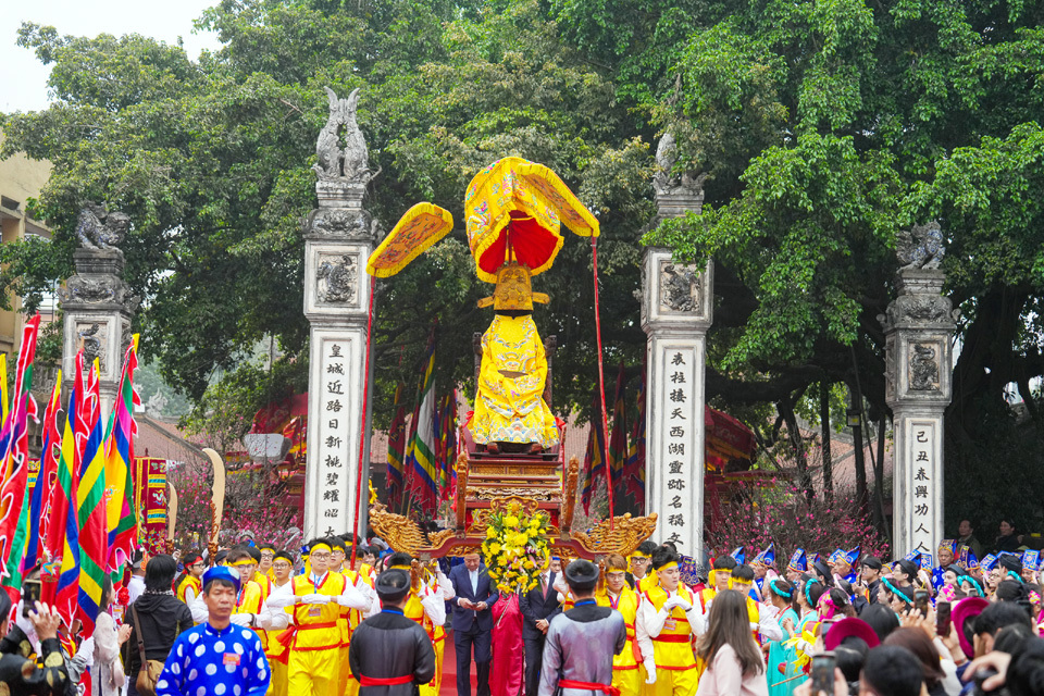 Đan xen trong lễ hội c&oacute; rất nhiều tr&ograve; chơi v&agrave; biểu diễn văn nghệ truyền thống như, h&aacute;t ch&egrave;o, diễn tuồng, biểu diễn c&aacute;c nhạc cụ d&acirc;n tộc, đ&aacute;nh cờ người, chọi g&agrave;, đ&aacute;nh tổ t&ocirc;m điếm&hellip; Lễ hội đ&igrave;nh Nhật T&acirc;n mang đậm n&eacute;t văn h&oacute;a truyền thống v&agrave; bản sắc d&acirc;n tộc, thể hiện sự t&ocirc;n k&iacute;nh, ngưỡng mộ của nh&acirc;n d&acirc;n địa phương với vị Uy Linh Lang c&oacute; c&ocirc;ng với nước với d&acirc;n, dẹp giặc ngoại x&acirc;m bảo vệ Tổ quốc.