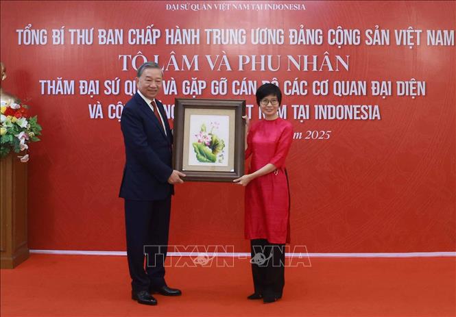 Tổng B&iacute; thư T&ocirc; L&acirc;m tặng qu&agrave; cho Ph&aacute;i đo&agrave;n Việt Nam tại ASEAN. Ảnh: Thống Nhất/TTXVN