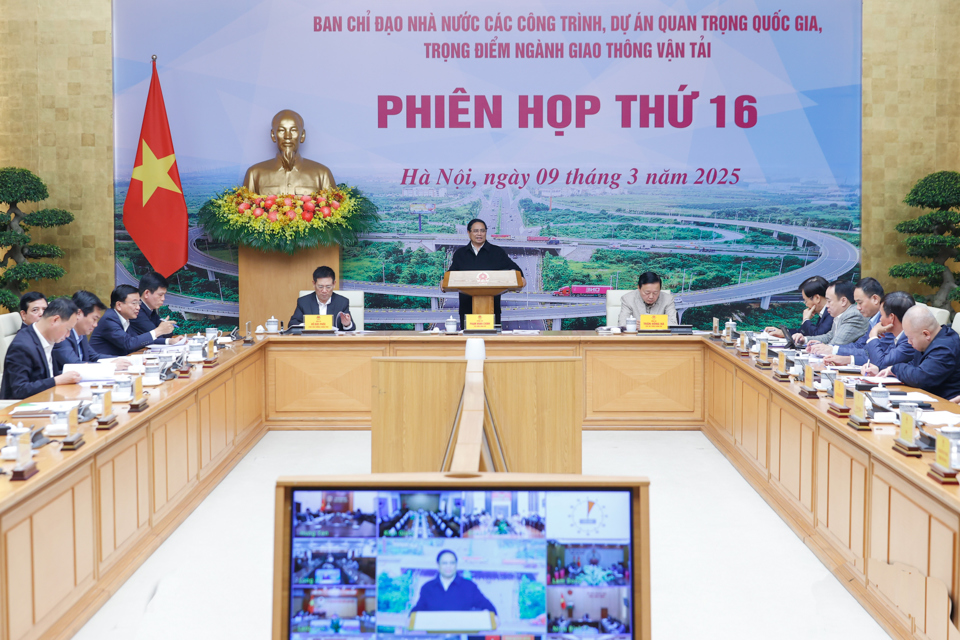 Thủ tướng Phạm Minh Ch&iacute;nh, Trưởng Ban Chỉ đạo Nh&agrave; nước c&aacute;c c&ocirc;ng tr&igrave;nh, dự &aacute;n quan trọng quốc gia, trọng điểm ng&agrave;nh giao th&ocirc;ng vận tải chủ tr&igrave; họp phi&ecirc;n thứ 16 của Ban Chỉ đạo. Ảnh: VGP/Nhật Bắc