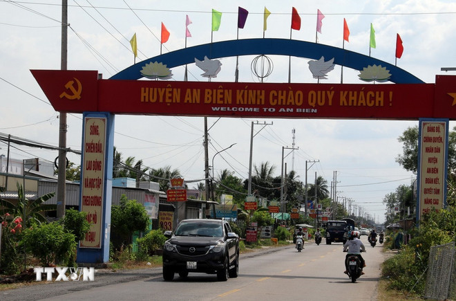 Đường về huyện v&ugrave;ng kh&aacute;ng chiến An Bi&ecirc;n, tỉnh Ki&ecirc;n Giang nay đ&atilde; thay da đổi thịt. (Ảnh: L&ecirc; Sen/TTXVN)&nbsp;