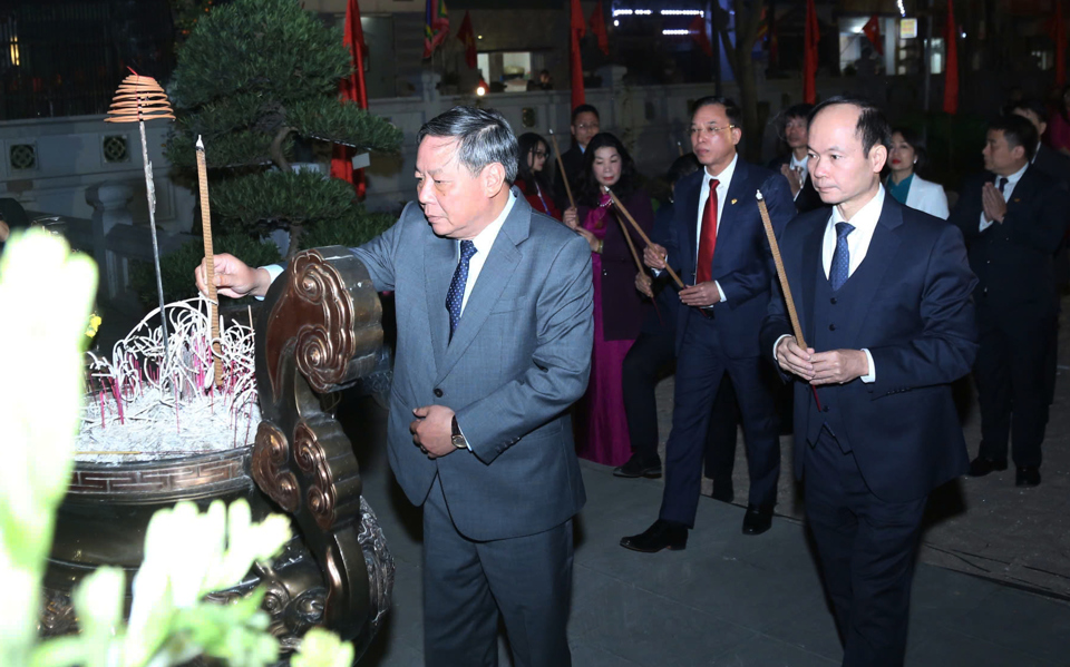 Ph&oacute; B&iacute; thư Thường trực Th&agrave;nh ủy H&agrave; Nội Nguyễn Văn Phong d&acirc;ng hương tại cụm di t&iacute;ch đ&igrave;nh, ch&ugrave;a Trường L&acirc;m.