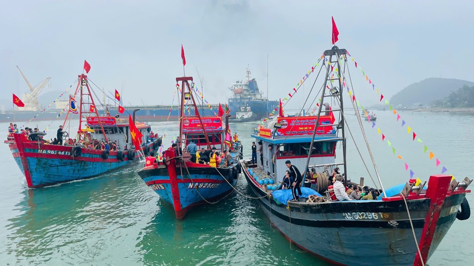 Từ s&aacute;ng sớm, h&agrave;ng chục t&agrave;u đ&aacute;nh c&aacute; c&ocirc;ng suất lớn được người d&acirc;n địa phương trang tr&iacute; cẩn thận, chuẩn bị rước kiệu sau lễ cầu ngư.