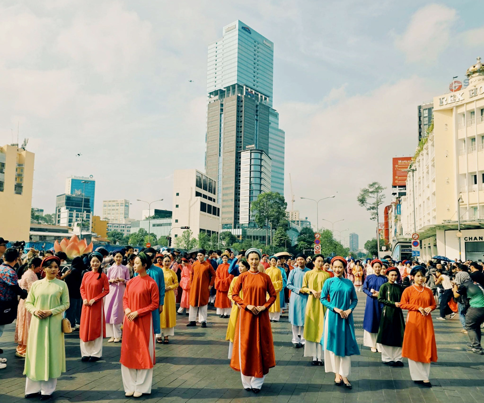 Diễu h&agrave;nh &aacute;o d&agrave;i trong ng&agrave;y hội "B&aacute;ch hoa bộ h&agrave;nh" tại TP Hồ Ch&iacute; Minh ng&agrave;y 8/3. Ảnh: Phạm Thế Hiển