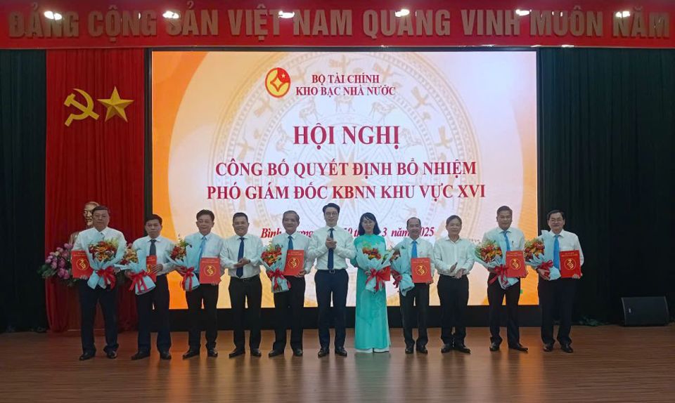 &Ocirc;ng Trần Qu&acirc;n, Gi&aacute;m đốc Kho bạc Nh&agrave; nước trao c&aacute;c quyết định bổ nhiệm Ph&oacute; Gi&aacute;m đốc Kho bạc Nh&agrave; nước khu vực XVI.