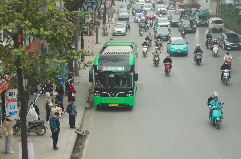 Việc đưa tuyến xe bu&yacute;t điện trung b&igrave;nh v&agrave; nhỏ v&agrave;o hoạt động th&iacute; điểm sẽ bổ sung c&aacute;c loại h&igrave;nh bu&yacute;t điện xanh th&acirc;n thiện với m&ocirc;i trường, tiếp tục n&acirc;ng cao chất lượng đo&agrave;n phương tiện xe bu&yacute;t, đ&aacute;p ứng tốt nhu cầu đi lại của người d&acirc;n. Việc n&agrave;y cũng l&agrave;m cơ sở để x&acirc;y dựng định mức, đơn gi&aacute; cho loại h&igrave;nh xe bu&yacute;t điện c&ograve;n&nbsp;thiếu, hướng tới việc chuyển đổi to&agrave;n bộ đo&agrave;n phương tiện xe bu&yacute;t sang xe bu&yacute;t sử dụng điện, năng lượng xanh theo Đề &aacute;n đ&atilde; được UBND TP H&agrave; Nội ph&ecirc; duyệt.