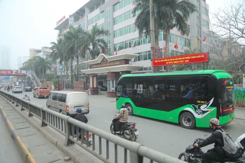 Việc chuyển đổi sang c&aacute;c giải ph&aacute;p giao th&ocirc;ng sạch, g&oacute;p phần giảm &ocirc; nhiễm kh&ocirc;ng kh&iacute;, tiếng ồn v&agrave; mang đến những trải nghiệm an to&agrave;n, tiện nghi cho h&agrave;nh kh&aacute;ch, g&oacute;p phần x&acirc;y dựng Thủ đ&ocirc; xanh, sạch, đẹp, văn minh.