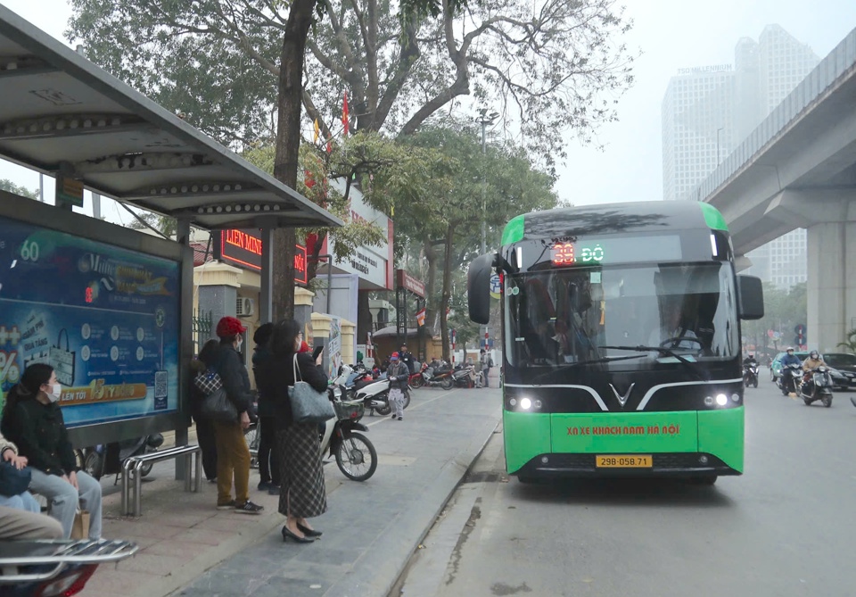 H&agrave; Nội l&agrave; một th&agrave;nh phố năng động v&agrave; kh&ocirc;ng ngừng đổi mới đang chuyển m&igrave;nh trong việc ph&aacute;t triển hệ thống giao th&ocirc;ng c&ocirc;ng cộng hiện đại, tiện &iacute;ch v&agrave; th&acirc;n thiện với m&ocirc;i trường.