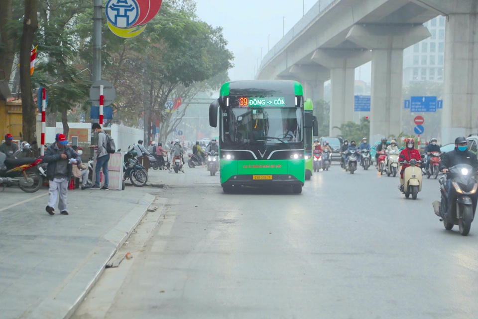 Sau hơn 1 th&aacute;ng hoạt động, h&igrave;nh ảnh xe bu&yacute;t điện hoạt động tr&ecirc;n đường phố đ&atilde; tạo nhiều thiện cảm cho người d&acirc;n.&nbsp;