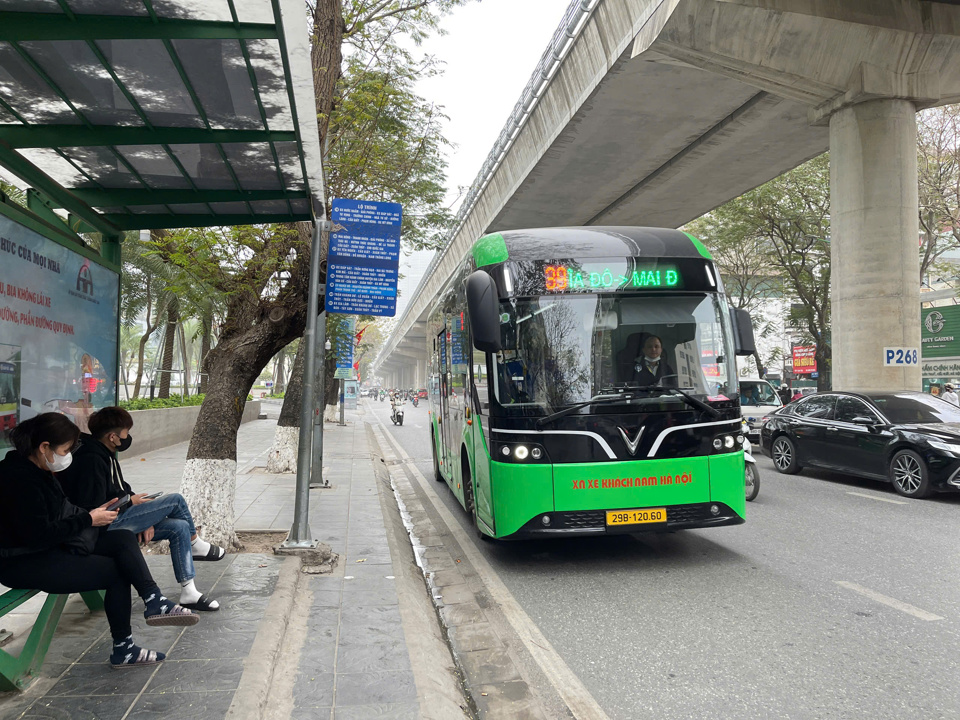 Sau hơn 1 th&aacute;ng khai trương, 3 tuyến bu&yacute;t số 05, 39, 47 v&agrave; 59 th&iacute; điểm sử dụng phương tiện năng lượng điện được người d&acirc;n đ&oacute;n nhận t&iacute;ch cực.&nbsp;