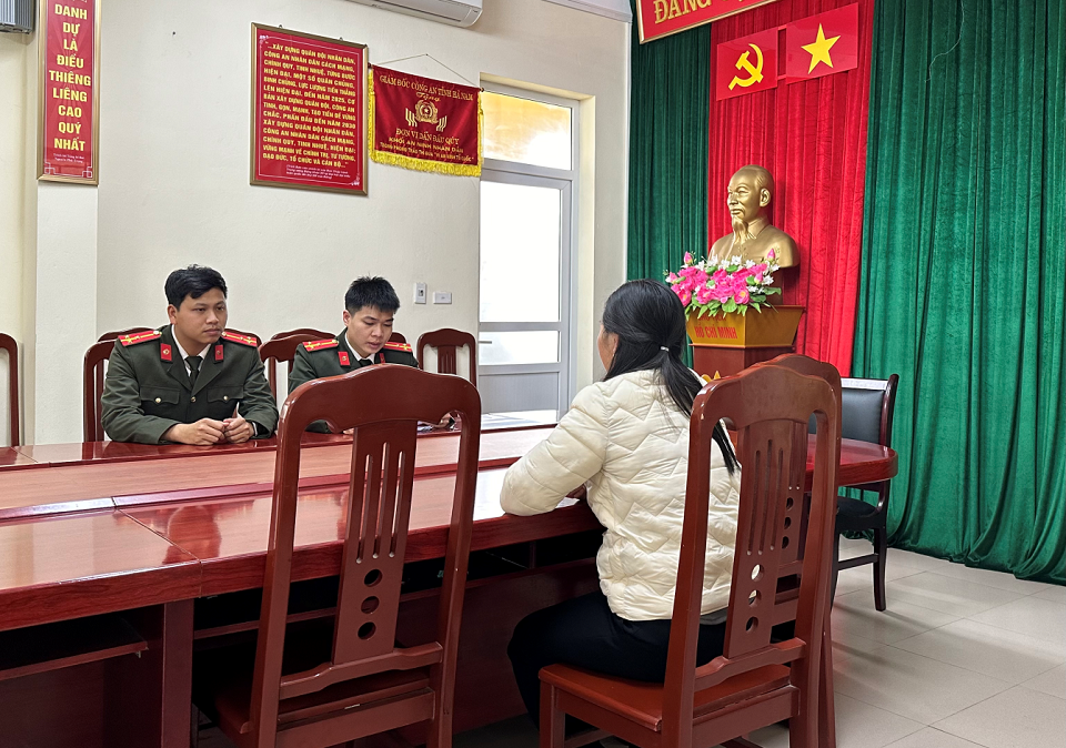 Ph&ograve;ng An ninh mạng v&agrave; ph&ograve;ng chống tội phạm sử dụng c&ocirc;ng nghệ cao l&agrave;m việc với trường hợp đăng tải th&ocirc;ng tin b&aacute;o chốt của lực lượng Cảnh s&aacute;t giao th&ocirc;ng tr&ecirc;n địa b&agrave;n.