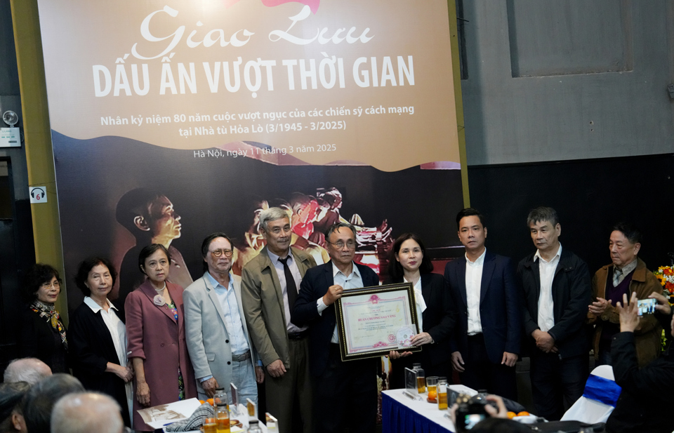 Gia đ&igrave;nh đồng ch&iacute; Trần Tử B&igrave;nh tặng tấm bằng Hu&acirc;n chương Sao V&agrave;ng do Đảng, Nh&agrave; nước truy tặng cho cụ Trần Tử B&igrave;nh v&agrave;o năm 2007.