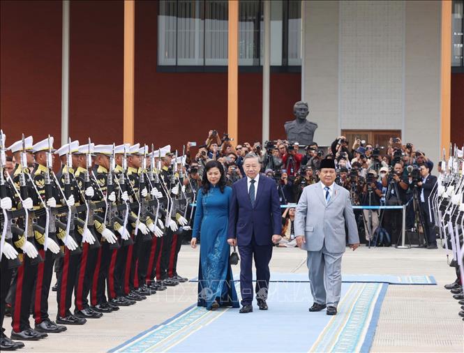 Tổng thống Cộng h&ograve;a Indonesia, Chủ tịch Đảng Phong tr&agrave;o Indonesia vĩ đại (Gerindra) Prabowo Subianto tiễn Tổng B&iacute; thư T&ocirc; L&acirc;m v&agrave; Phu nh&acirc;n. Ảnh: TTXVN