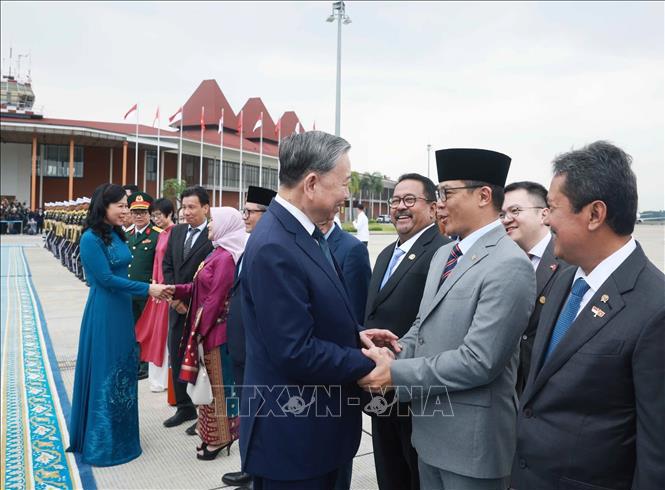 Lễ tiễn Tổng B&iacute; thư T&ocirc; L&acirc;m v&agrave; Phu nh&acirc;n tại s&acirc;n bay qu&acirc;n sự Halim Perdanakusuma, Jakarta. Ảnh: TTXVN