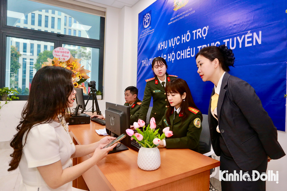 Đến l&agrave;m thủ tục cấp hộ chiếu trực tuyến, chị Ho&agrave;ng Hiền Hạnh (quận Cầu Giấy, H&agrave; Nội) cho biết: "Trước đ&acirc;y, t&ocirc;i nghĩ việc cấp hộ chiếu phức tạp, mất nhiều thời gian. Tuy nhi&ecirc;n theo hướng dẫn của c&aacute;c đồng ch&iacute; c&ocirc;ng an, t&ocirc;i đ&atilde; đăng nhập v&agrave;o t&agrave;i khoản VNeID, thực hiện theo c&aacute;c bước được chỉ dẫn một c&aacute;ch thuận tiện v&agrave; ch&iacute;nh x&aacute;c".