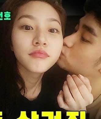 Tấm ảnh h&ocirc;n m&aacute; của Kim Soo Hyun v&agrave; Kim Sae Ron cũng đ&atilde; được tiết lộ