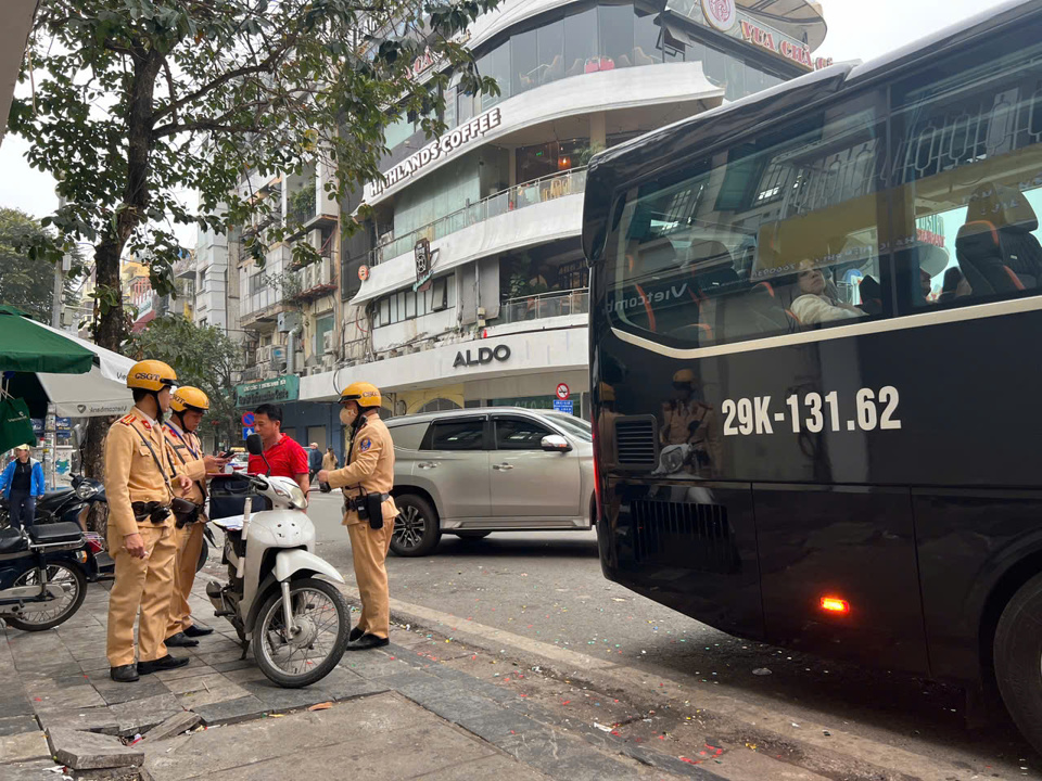 Lực lượng chức năng tiến h&agrave;nh tuần tra, kiểm so&aacute;t, xử l&yacute; nghi&ecirc;m vi phạm.