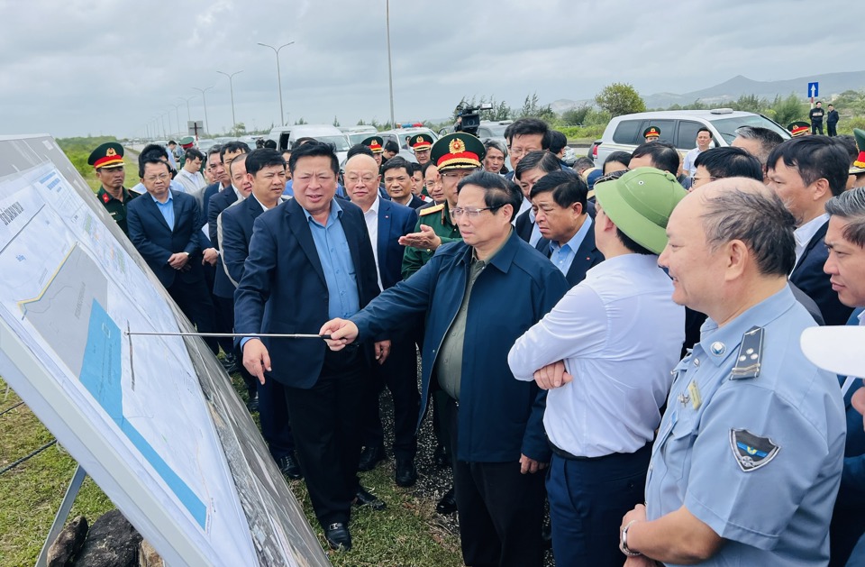 Thủ tướng Phạm Minh Ch&iacute;nh kiểm tra tại s&acirc;n bay Chu Lai trong th&aacute;ng 2 vừa qua.