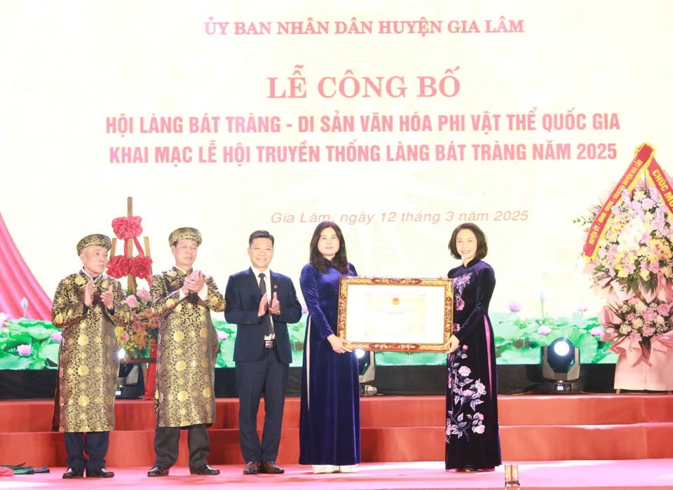 Ph&oacute; Chủ tịch UBND TP H&agrave; Nội Vũ Thu H&agrave; trao chứng nhận lễ hội l&agrave;ng B&aacute;t Tr&agrave;ng l&agrave; Di sản văn h&oacute;a phi vật thể quốc gia cho x&atilde; B&aacute;t Tr&agrave;ng v&agrave; huyện Gia L&acirc;m.