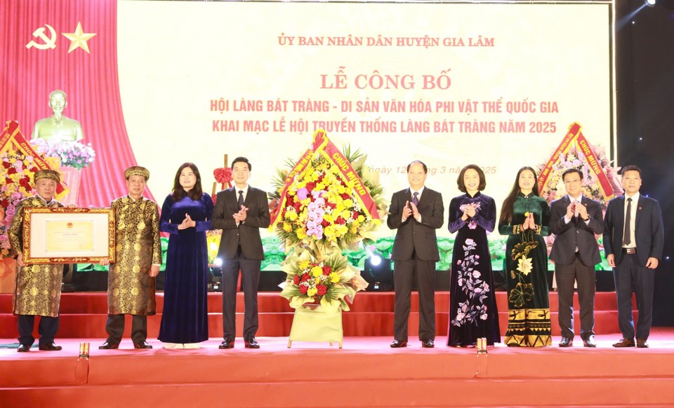 Hanoi City leaders congratulate Gia Lam district and Bat Trang commune.