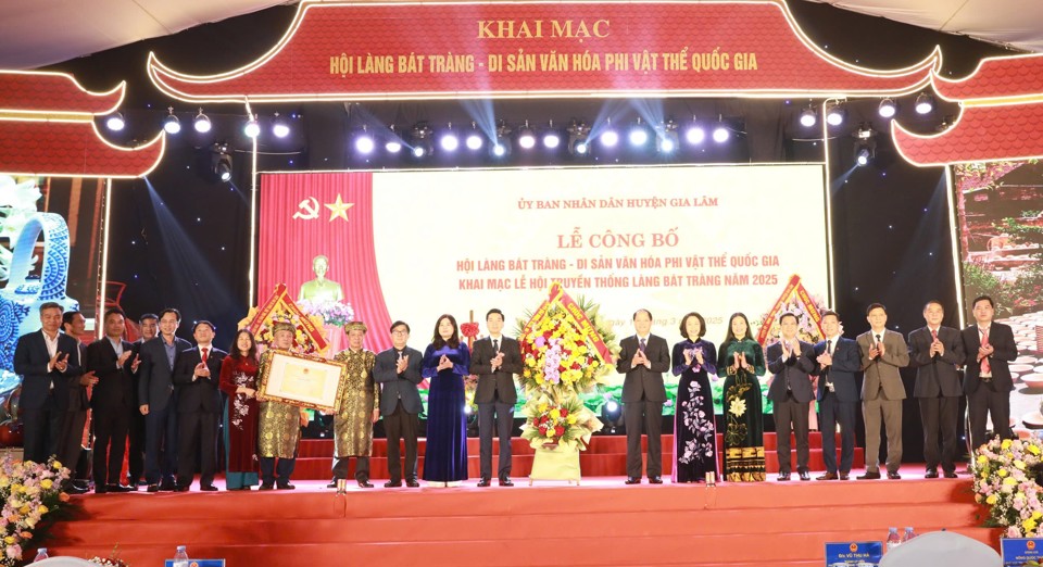 Hanoi City leaders congratulate Gia Lam district and Bat Trang commune.