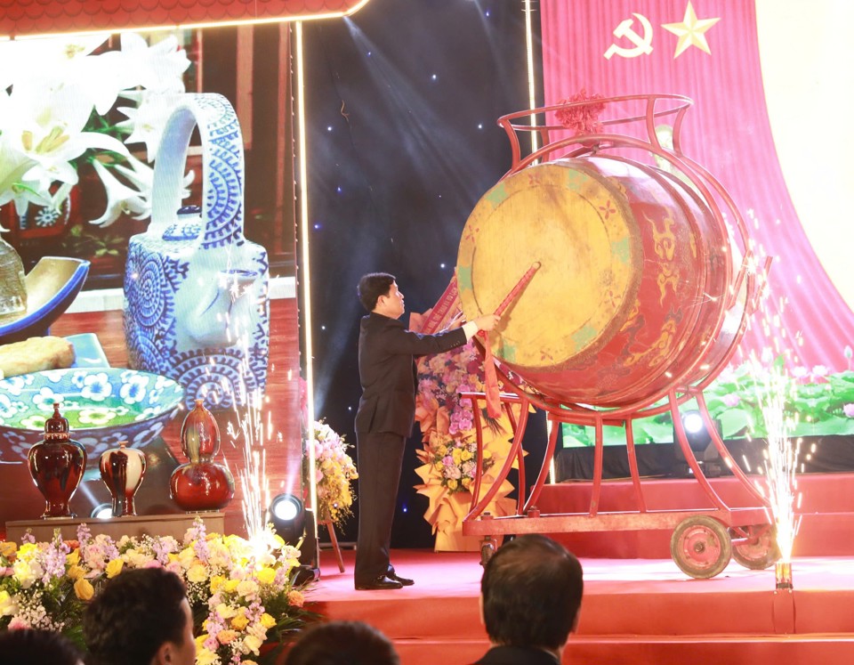 Vice Chairman of Gia Lam District People's Committee Truong Van Hoc beat the drum to open the festival.