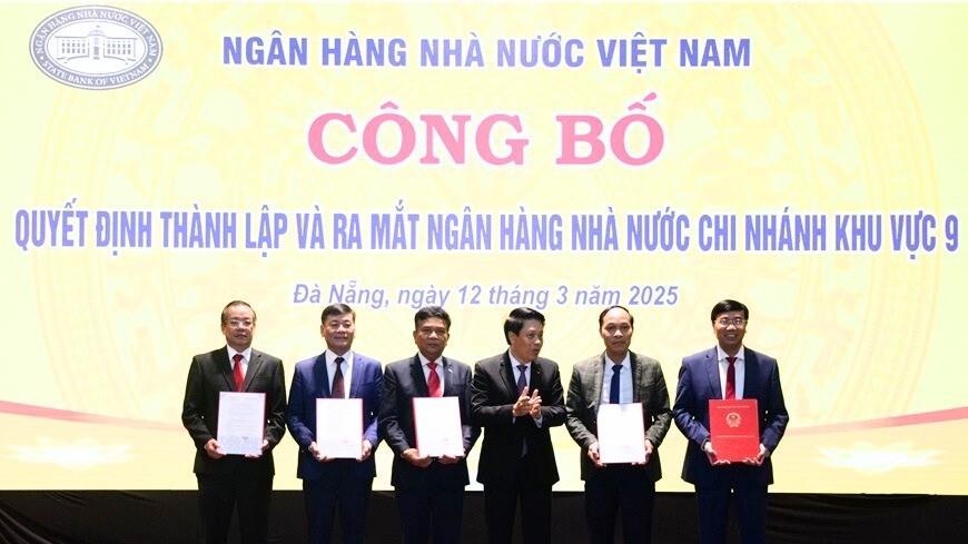 Ph&oacute; Thống đốc NHNN Phạm Tiến Dũng trao c&aacute;c quyết định bổ nhiệm Ph&oacute; Gi&aacute;m đốc NHNN khu vực 9. (Ảnh: Cổng TTĐT Đ&agrave; Nẵng)