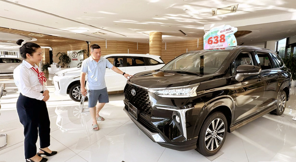 Người ti&ecirc;u d&ugrave;ng mua xe tại Toyota Thăng Long. Ảnh: Ho&agrave;i Nam