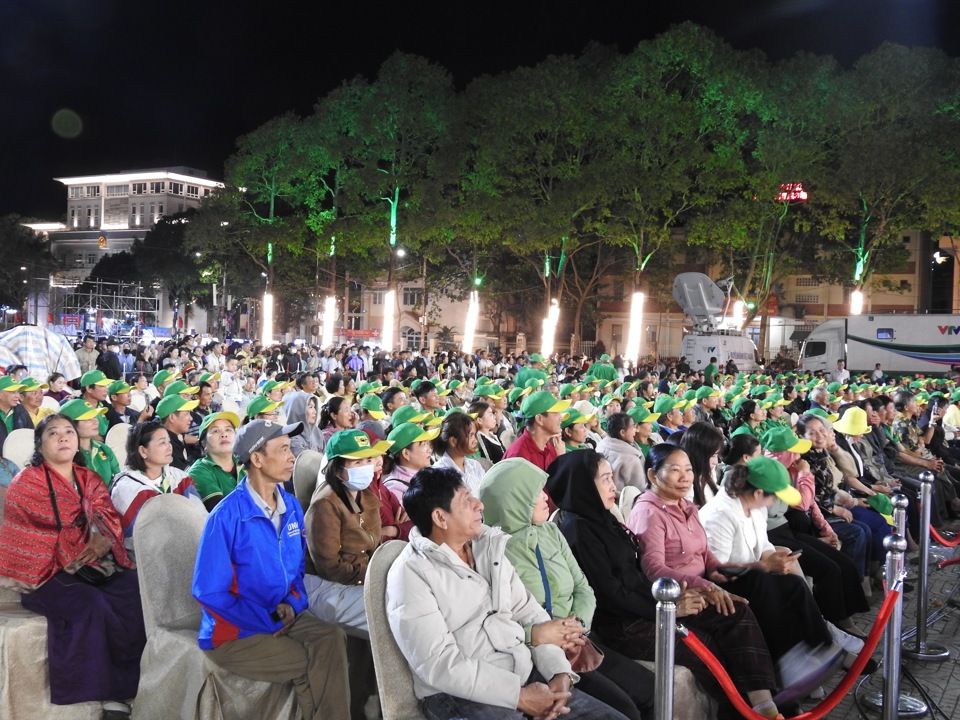 Hội thi thu h&uacute;t đ&ocirc;ng đảo b&agrave; con n&ocirc;ng d&acirc;n đến từ tỉnh Đắk Lắk v&agrave; c&aacute;c tỉnh l&acirc;n cận đ&atilde; tạo n&ecirc;n bầu kh&ocirc;ng kh&iacute; thi đua s&ocirc;i nổi v&agrave; h&agrave;o hứng.