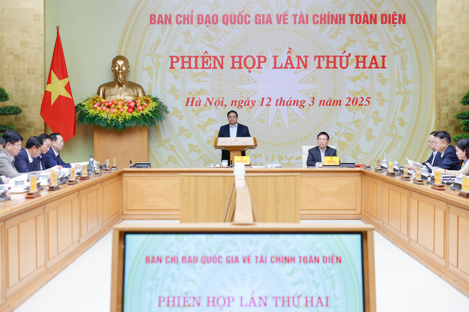 Thủ tướng n&ecirc;u r&otilde; trong thời gian tới, ch&uacute;ng ta cần phải nỗ lực hơn nữa trong ph&aacute;t triển kinh tế-x&atilde; hội, bảo đảm c&aacute;c c&acirc;n đối lớn, giữ vững ổn định kinh tế vĩ m&ocirc; v&agrave; n&acirc;ng cao chất lượng cuộc sống của người d&acirc;n, trong đ&oacute; một trong những giải ph&aacute;p quan trọng, then chốt l&agrave; đẩy mạnh triển khai thực hiện t&agrave;i ch&iacute;nh to&agrave;n diện tại Việt Nam - Ảnh: VGP/Nhật Bắc