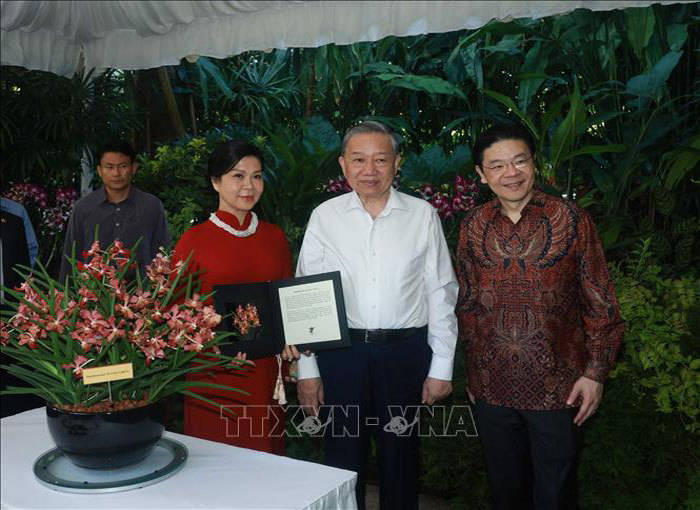 Tổng B&iacute; thư T&ocirc; L&acirc;m v&agrave; Phu nh&acirc;n c&ugrave;ng Thủ tướng Singapore Lawrence Wong dự Lễ đặt t&ecirc;n một lo&agrave;i hoa lan mới mang t&ecirc;n 'T&ocirc; L&acirc;m Linh Ly' tại Vườn thực vật Quốc gia Singapore. (Ảnh: Thống Nhất/TTXVN)