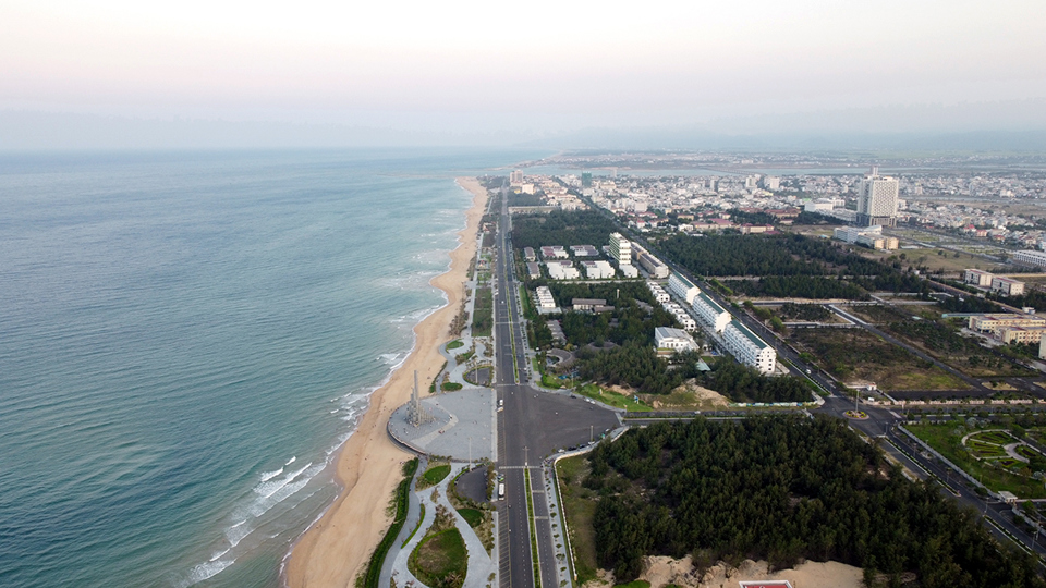 Ph&uacute; Y&ecirc;n chuẩn bị triển khai th&ecirc;m 14,6 km đường ven biển. Ảnh: Trung Nh&acirc;n