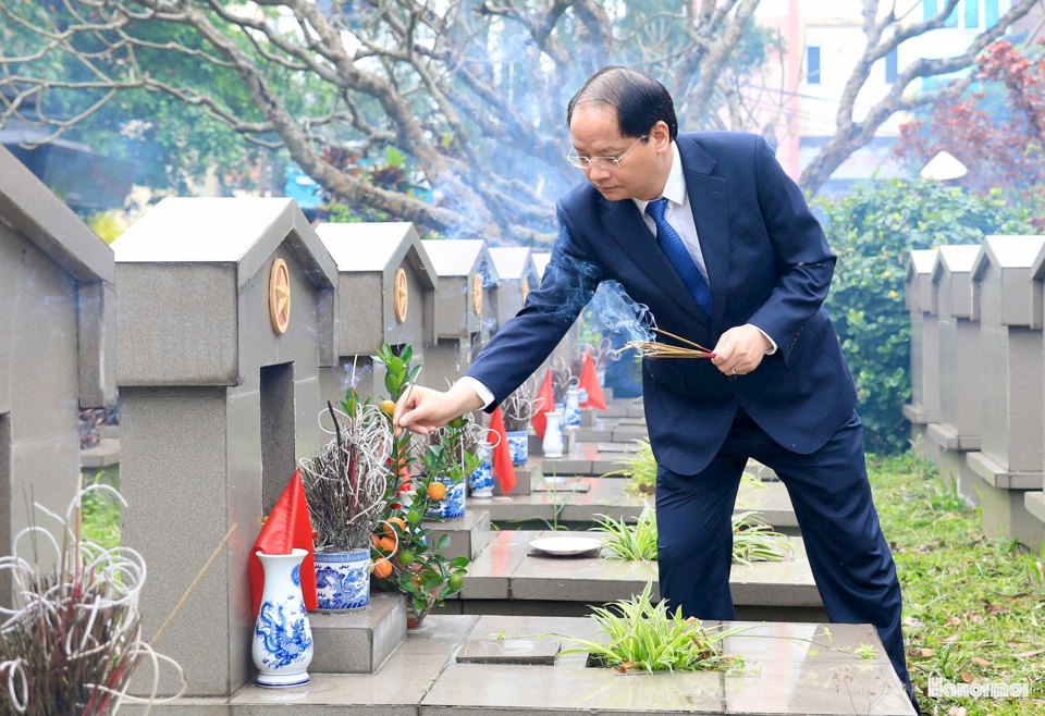 Trưởng ban Tuy&ecirc;n gi&aacute;o v&agrave; D&acirc;n vận Th&agrave;nh ủy H&agrave; Nội Nguyễn Do&atilde;n Toản d&acirc;ng hương tưởng niệm c&aacute;c anh h&ugrave;ng liệt sĩ.&nbsp;