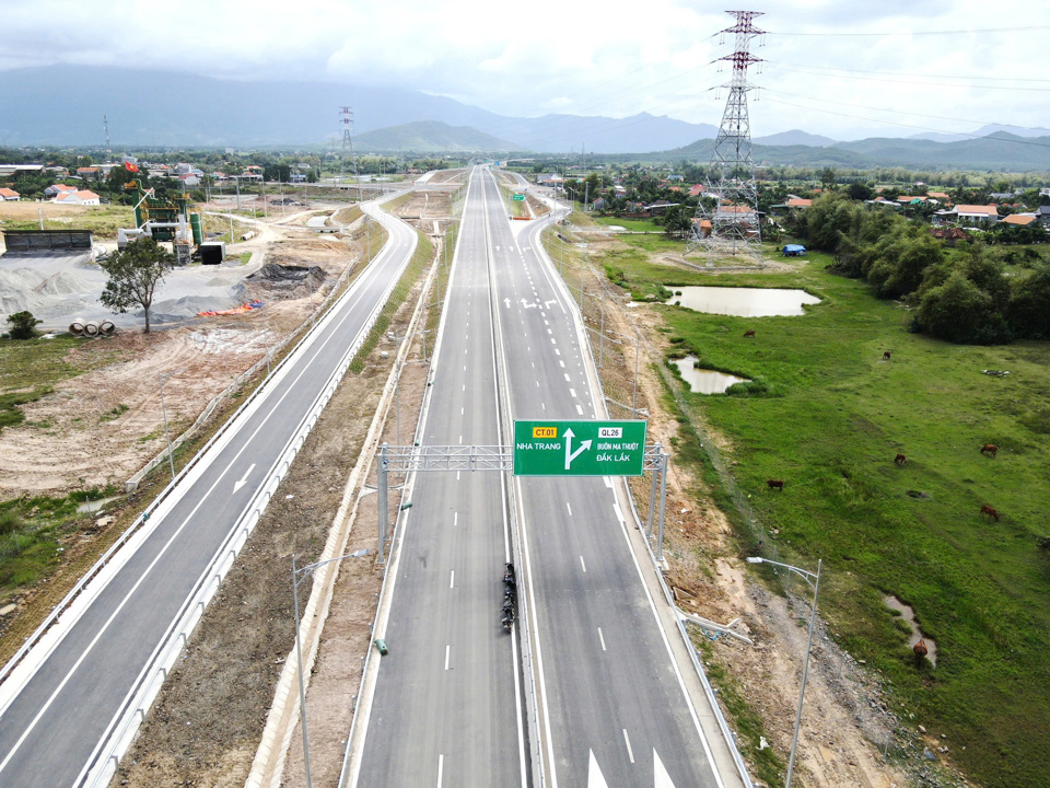 Cao tốc V&acirc;n Phong - Nha Trang dự kiến khai th&aacute;c sử dụng 70 km cuối tuyến trong dịp 30/4/2025. Ảnh: Trung Nh&acirc;n