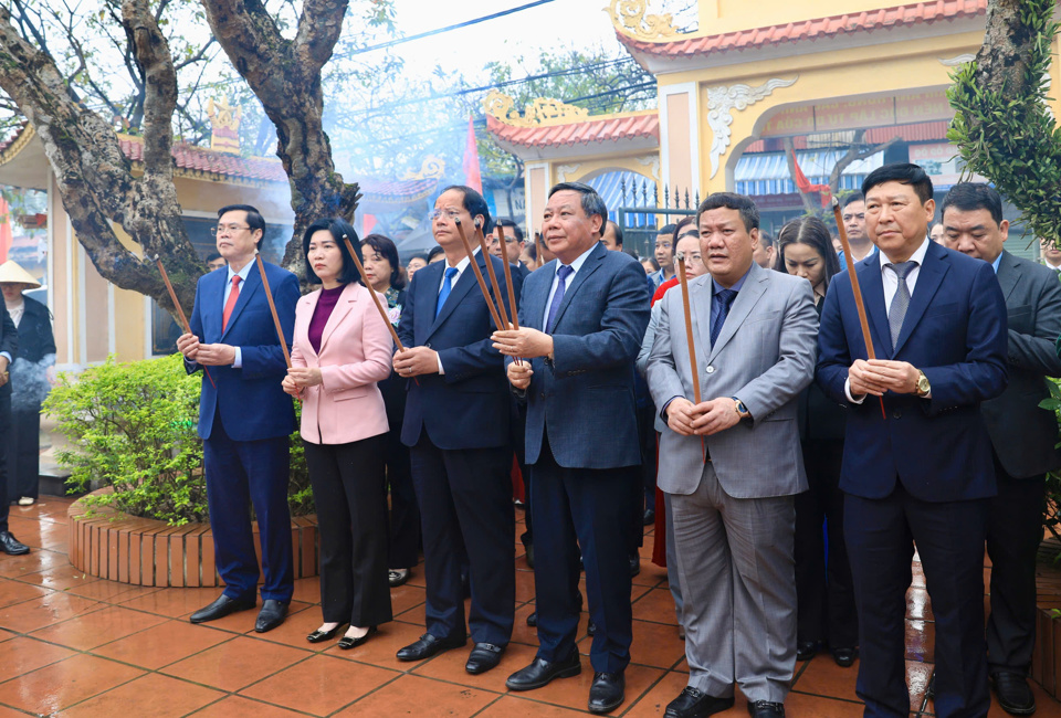 Ph&oacute; B&iacute; thư Thường trực Th&agrave;nh uỷ Nguyễn Văn Phong c&ugrave;ng c&aacute;c đồng ch&iacute; l&atilde;nh đạo TP d&acirc;ng hương tri &acirc;n, tưởng nhớ đồng ch&iacute; Đỗ Ngọc Du.