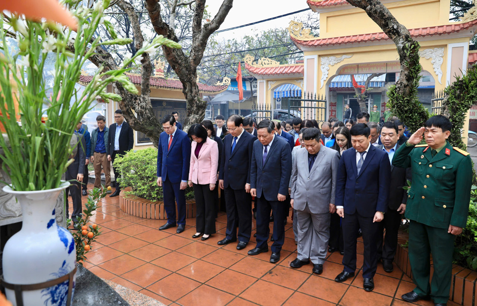 Ph&oacute; B&iacute; thư Thường trực Th&agrave;nh uỷ Nguyễn Văn Phong c&ugrave;ng c&aacute;c đồng ch&iacute; l&atilde;nh đạo TP d&agrave;nh một ph&uacute;t mặc niệm tưởng nhớ đồng ch&iacute; Đỗ Ngọc Du.