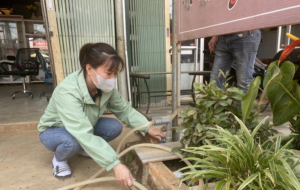 B&agrave; Hồ Thị Hoa phản &aacute;nh nguồn nước được lấy từ hệ thống cung cấp nước sạch thường c&oacute; hiện tượng đục v&agrave; bị lắng cặn .