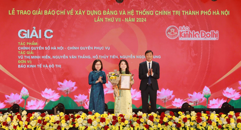 Trưởng ban Nội Ch&iacute;nh Th&agrave;nh uỷ Đỗ Anh Tuấn v&agrave; Ph&oacute; Tổng Gi&aacute;m đốc TTX Việt Nam Đo&agrave;n Thị Tuyết Nhung trao Giải C cho&nbsp;đại diện nh&oacute;m t&aacute;c giả của B&aacute;o Kinh tế &amp;&nbsp;Đ&ocirc; thị