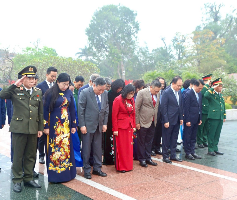 C&aacute;c đồng ch&iacute; l&atilde;nh đạo TP H&agrave; Nội tưởng niệm c&aacute;c Anh h&ugrave;ng liệt sĩ.