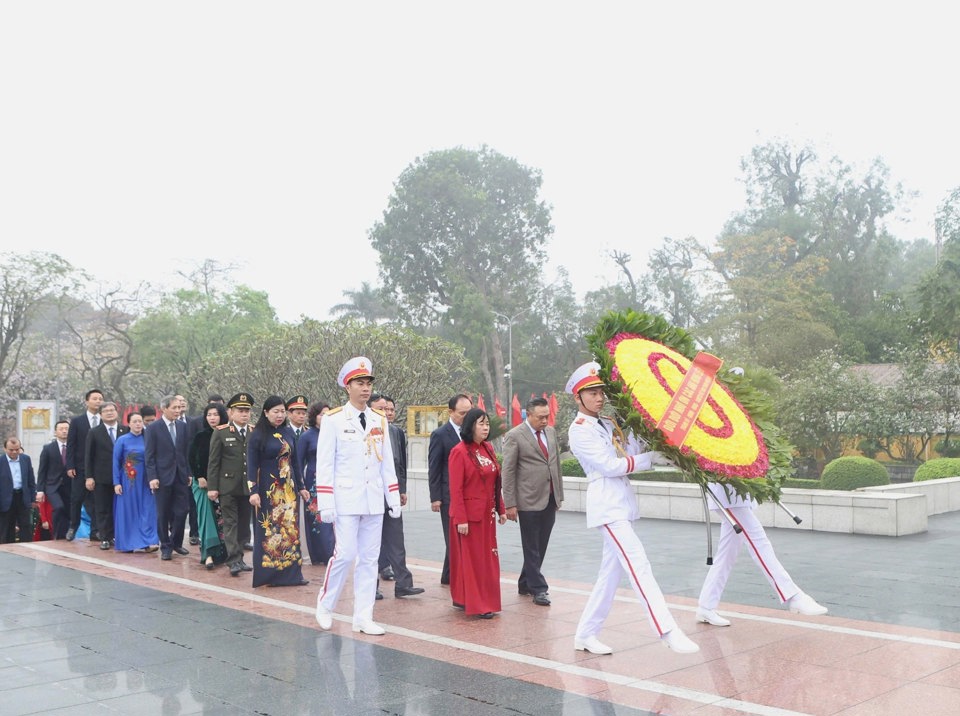 Đo&agrave;n đại biểu TP H&agrave; Nội v&agrave;o viếng c&aacute;c Anh h&ugrave;ng liệt sĩ tại Đ&agrave;i tưởng niệm c&aacute;c Anh h&ugrave;ng liệt sĩ tr&ecirc;n đường Bắc Sơn.