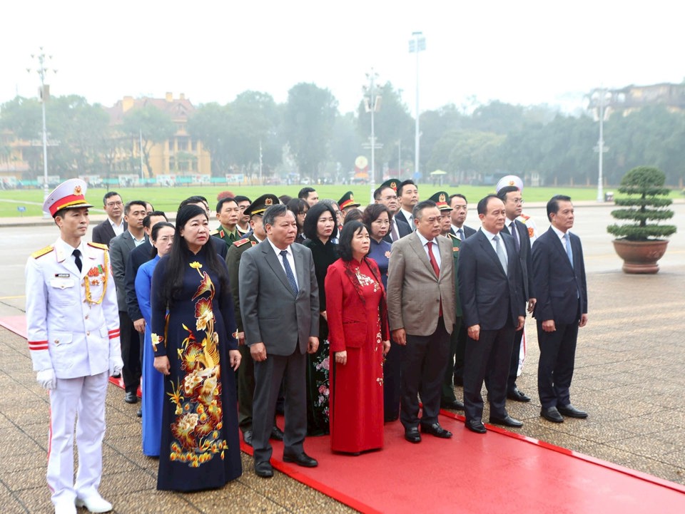 C&aacute;c đồng ch&iacute; l&atilde;nh đạo TP H&agrave; Nội tưởng niệm Chủ tịch Hồ Ch&iacute; Minh vĩ đại.&nbsp;