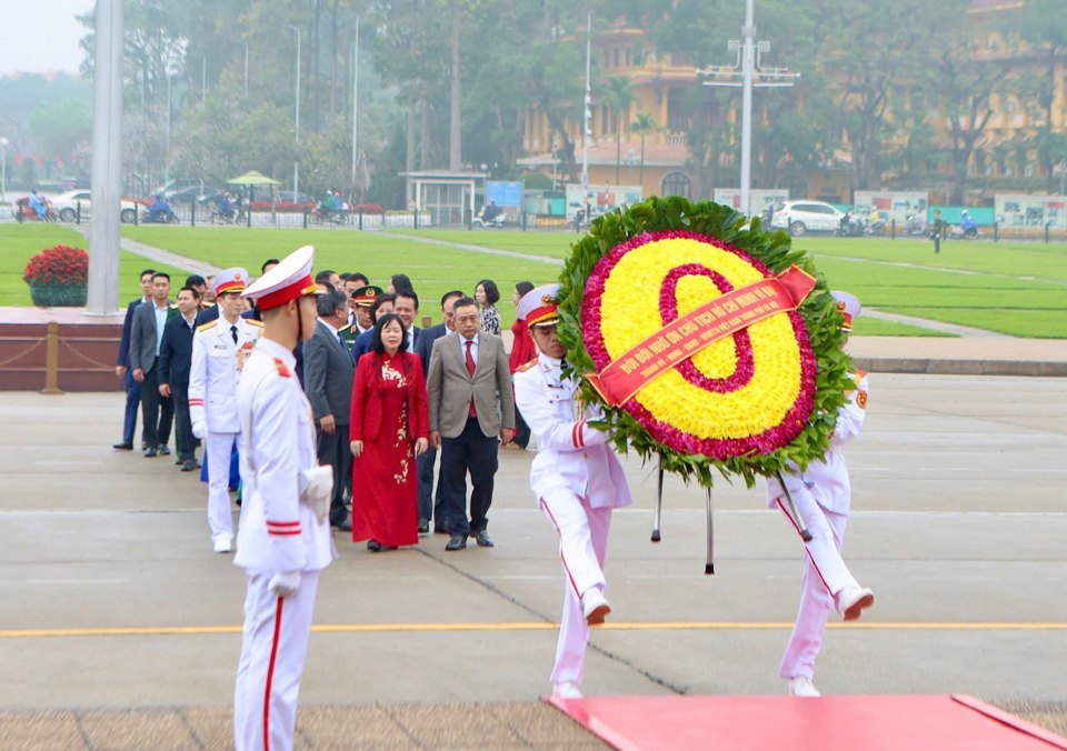 Đo&agrave;n đại biểu TP H&agrave; Nội v&agrave;o Lăng viếng Chủ tịch Hồ Ch&iacute; Minh.&nbsp;