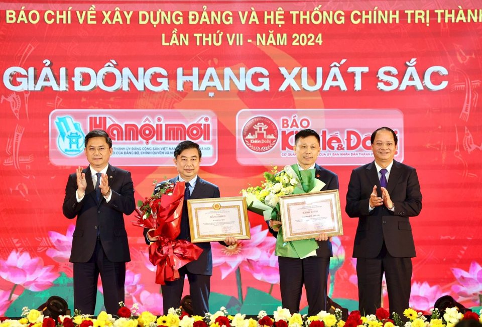 Trưởng ban Tuy&ecirc;n gi&aacute;o v&agrave; D&acirc;n vận Th&agrave;nh uỷ Nguyễn Do&atilde;n Toản v&agrave; Trưởng Ban Tổ chức Th&agrave;nh ủy H&agrave; Minh Hải trao Giải đồng hạng xuất sắc cho B&aacute;o Kinh tế &amp; Đ&ocirc; thị v&agrave; B&aacute;o H&agrave;nộimới.