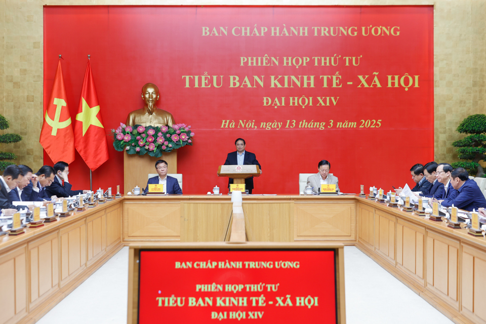 Thủ tướng nhấn mạnh tư duy, phương ph&aacute;p luận, c&aacute;ch tiếp cận trong tiếp tục ho&agrave;n thiện dự thảo B&aacute;o c&aacute;o Kinh tế-x&atilde; hội - Ảnh: VGP/Nhật Bắc