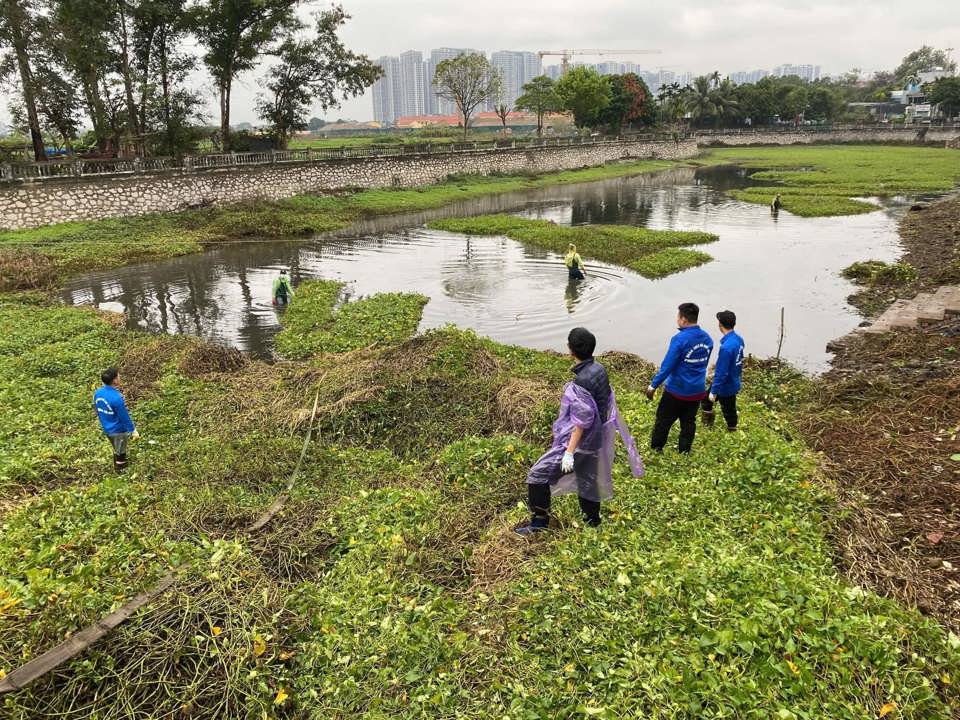 Đo&agrave;n vi&ecirc;n, thanh ni&ecirc;n phường Đại Mỗ, quận Nam Từ Li&ecirc;m tham gia nạo v&eacute;t ao để tạo cảnh quan m&ocirc;i trường xanh-sạch-đẹp, Ảnh: Đo&agrave;n thanh ni&ecirc;n phường Đại Mỗ