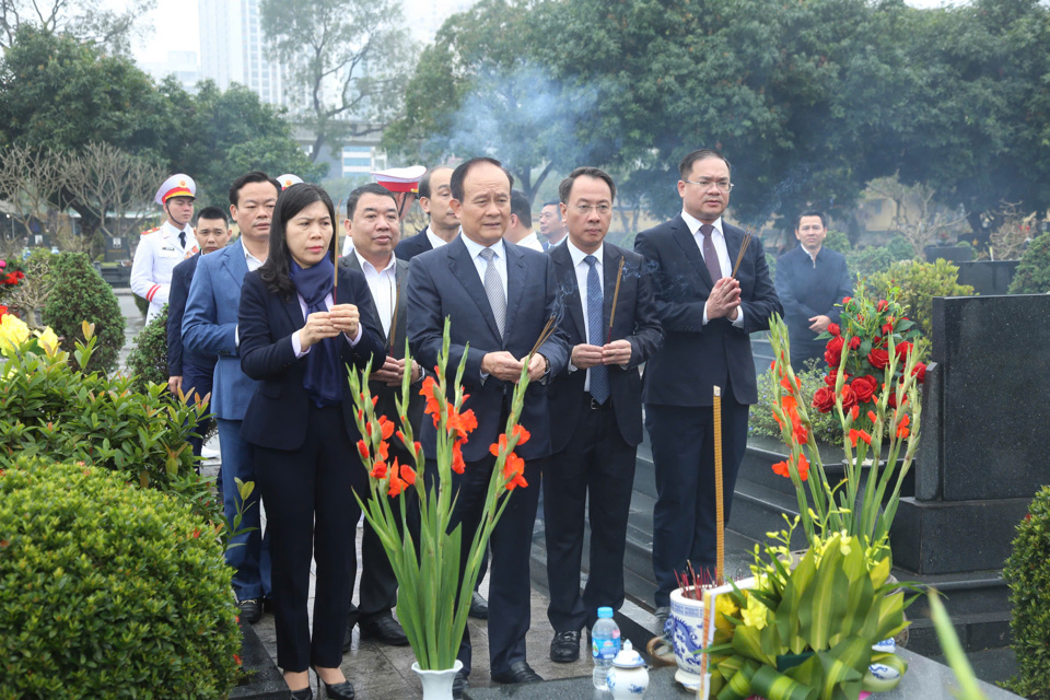 L&atilde;nh đạo TP H&agrave; Nội nguyện tiếp tục ph&aacute;t huy hơn nữa truyền thống của Đảng bộ TP để x&acirc;y dựng Thủ đ&ocirc; văn hiến, văn minh, hiện đại