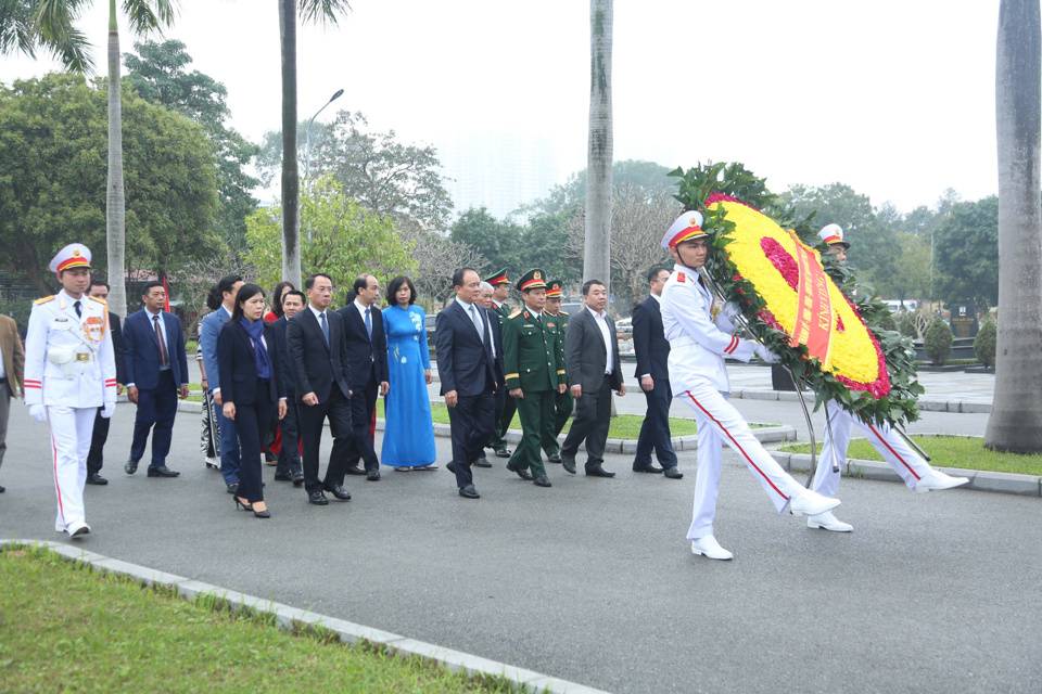 Đoàn đại biểu Thành phố Hà Nội dâng hương tại nghĩa trang Mai Dịch - Ảnh 1