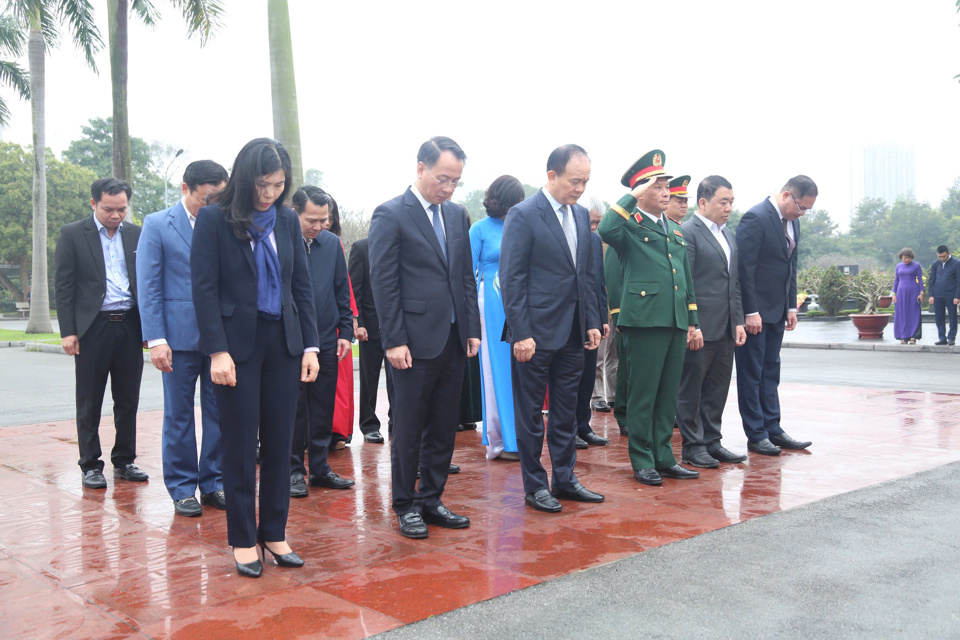 Đo&agrave;n đ&atilde; d&acirc;ng hoa, d&acirc;ng hương tưởng nhớ c&aacute;c Anh h&ugrave;ng liệt sĩ, c&aacute;c vị tiền bối c&aacute;ch mạng