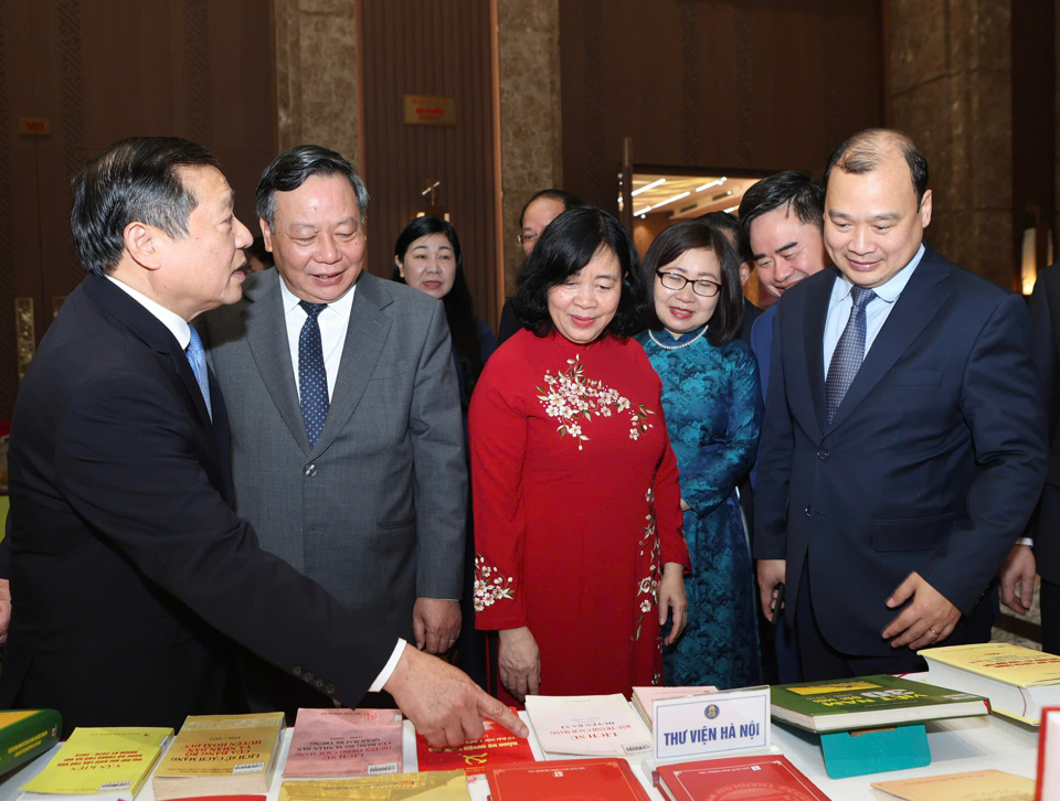 B&iacute; thư Th&agrave;nh ủy H&agrave; Nội B&ugrave;i Thị Minh Ho&agrave;i tham quan kh&ocirc;ng gian trưng b&agrave;y s&aacute;ch chuy&ecirc;n đề kỷ niệm 95 năm Ng&agrave;y th&agrave;nh lập Đảng bộ H&agrave; Nội.