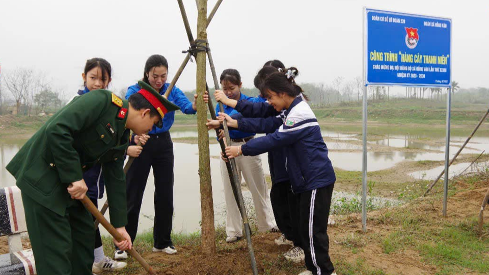 Đo&agrave;n vi&ecirc;n thanh ni&ecirc;n x&atilde; Hồng V&acirc;n, huyện Thường T&iacute;n tham gia trồng c&acirc;y xanh trong Th&aacute;ng Thanh ni&ecirc;n năm 2025 - Ảnh: Huyện đo&agrave;n Thường T&iacute;n