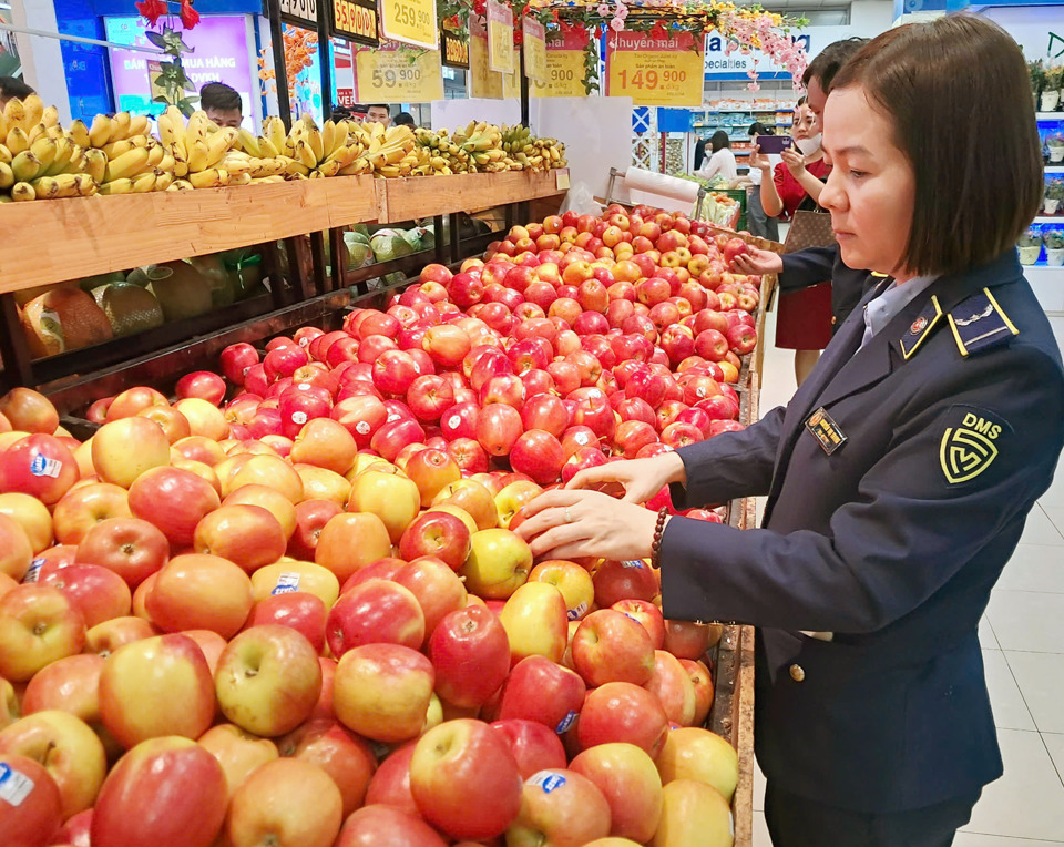 Quản l&yacute; thị trường H&agrave; Nội kiểm tra chất lượng h&agrave;ng h&oacute;a tại si&ecirc;u thị Co.op Mart H&agrave; Đ&ocirc;ng. Ảnh: Ho&agrave;i Nam